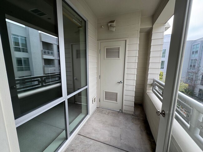 Building Photo - Beautiful third level 2 bedroom condo in the Mercer