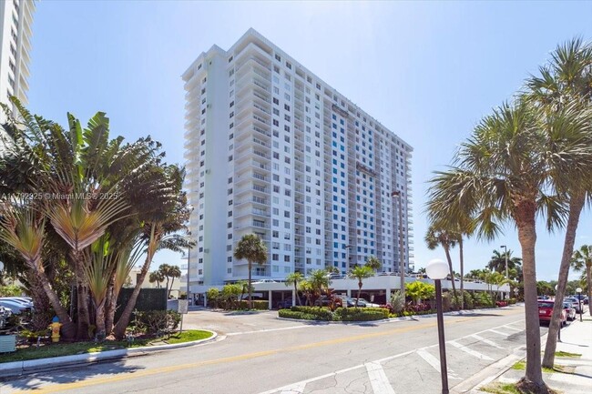 Building Photo - 500 Bayview Dr