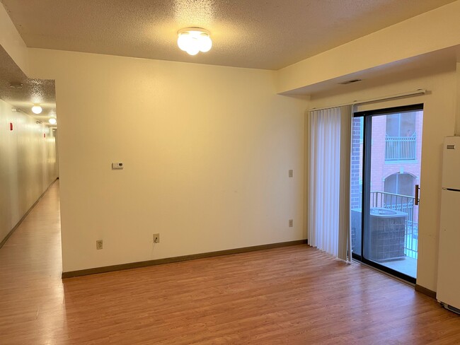 Building Photo - 307 E College St