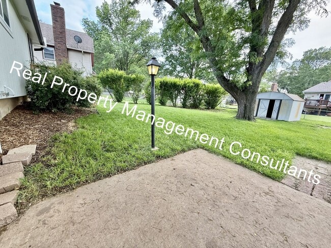 Building Photo - Spacious 4 Bedroom Home in Shawnee Mission!
