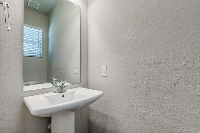 Building Photo - 3-BEDROOM TOWNHOME-STYLE DUPLEX