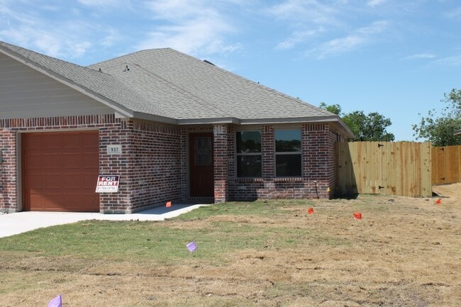 Building Photo - 935 /937 Robineta Ln