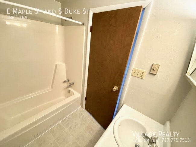 Building Photo - 509 E Maple St