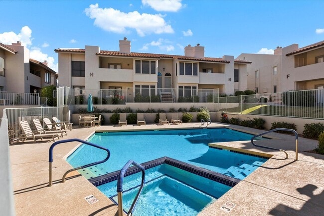 Building Photo - 1820 E Morten Ave