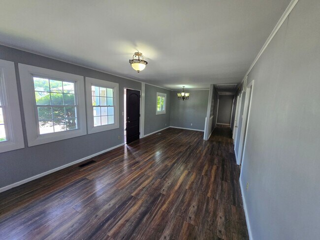 Building Photo - 4 Bd 1.5 Bath Single Family House in Hyde ...