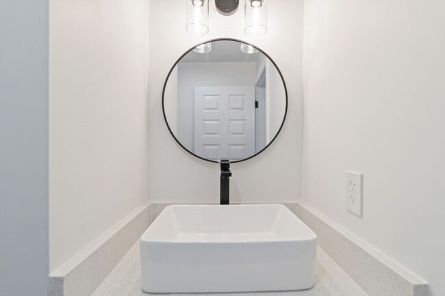 Building Photo - 2 Elmwood St