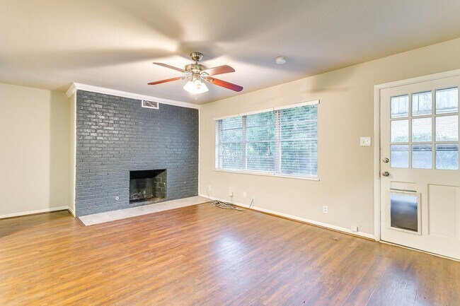 Building Photo - Ready for New Tenants- Large 3 bed, 2 bath...