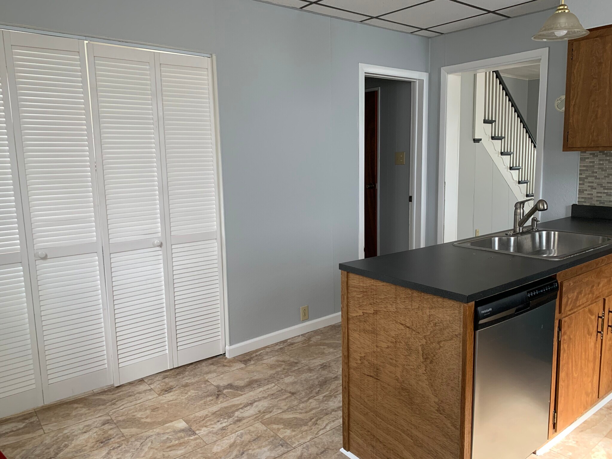 155 Kitchen w/washer/dryer hook-up closet - 155 Main St