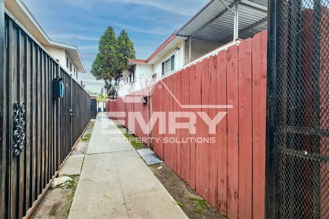 Building Photo - 1 Bedroom Apartment Move in Ready Inglewood CA 90303