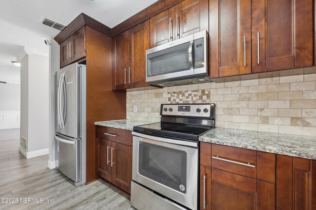 Building Photo - 760 Plainfield Ave