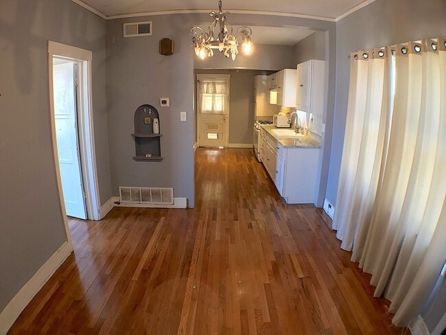 Building Photo - Central El Paso 2 bed REFRIG A/C with Moun...