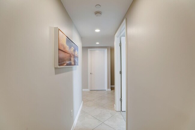 Building Photo - 2650 Lake Shore Dr