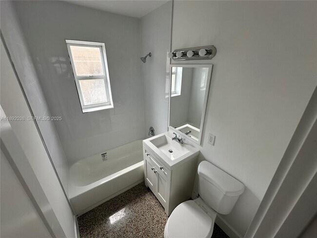 Building Photo - 211 SW 18th Ave