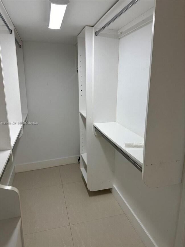 Building Photo - 6039 Collins Ave