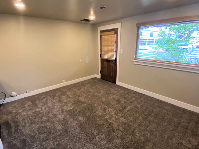 Building Photo - Renovated Studio in South Salt Lake!