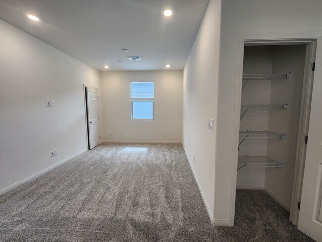 Building Photo - WOW Four Bedroom in North Summerlin!