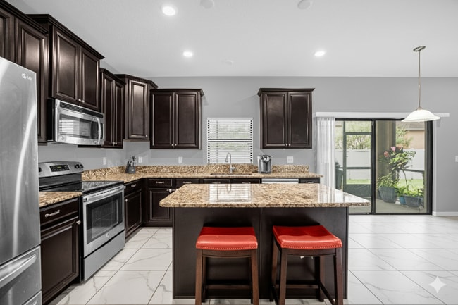 Building Photo - "Discover Spacious Elegance: 5-Bed, 3-Bath...