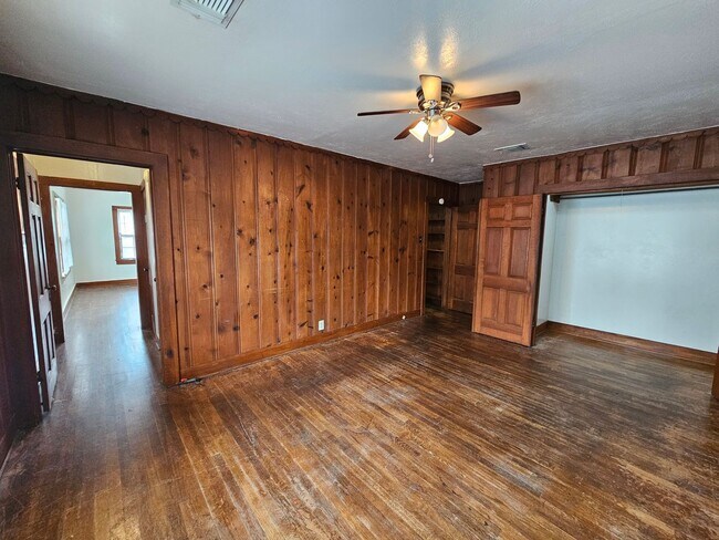 Building Photo - Ready for immediate move in! 2bed 1 bath a...