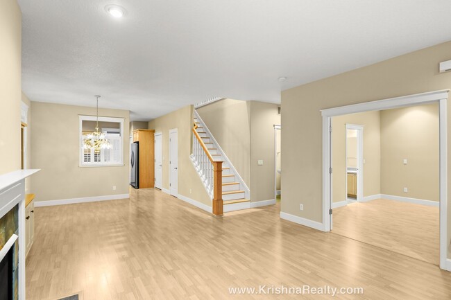 Building Photo - Beautiful 3 Bedroom | 3.5 Bathroom | Single Family Home | Large Bonus Room | Located In Quiet Ore...