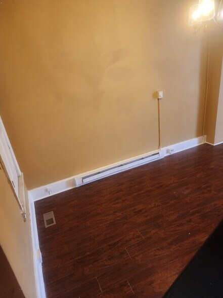 Building Photo - 40 Maple St