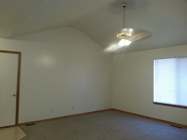 Building Photo - Executive Rental 2 Bedroom 2 Bath 2 Car Garage Duplex