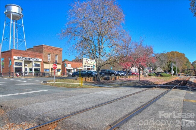 Building Photo - 1300 Sharon Dr