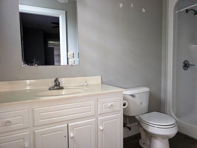 Building Photo - 604 Vance St NE