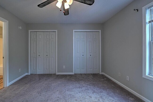 Building Photo - Charming Renovated 2 bedroom/ 3 bath Townhome Near Bristol Country Club – Prime Location!