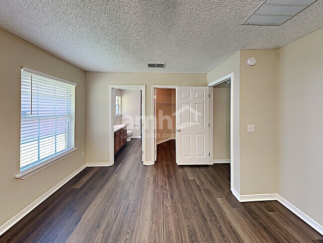 Building Photo - 6253 Ironside Dr N