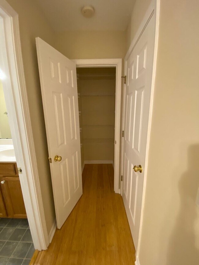 Building Photo - North AVL - Spacious 2/2 Apartment