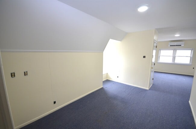 Building Photo - 413 Davis Ave