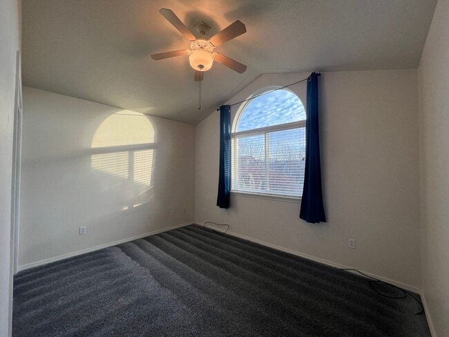 Building Photo - Open Concept Living Close to Downtown Gran...