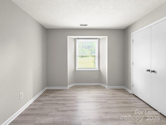 Building Photo - 6131 Meadow Rose Ln