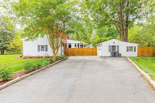 Building Photo - 9133 Robin Ridge Dr