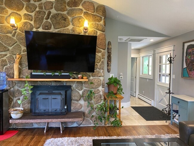 Building Photo - Executive Rental Fully Furnished PERFECT GETAWAY, MOUNTAIN RETREAT WITHIN TOWN!!