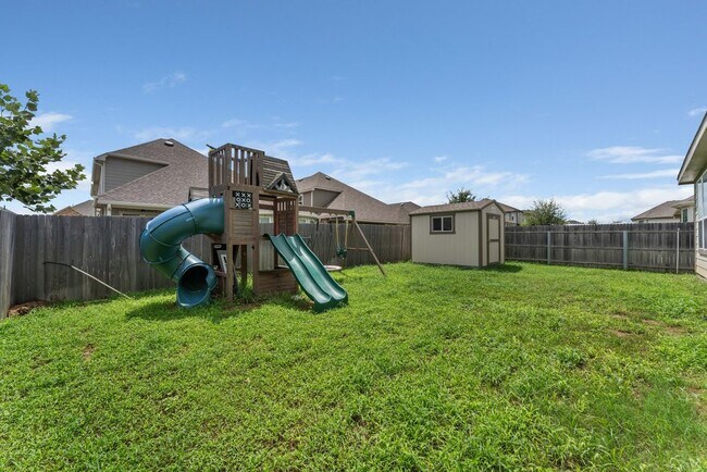 Building Photo - 942 Blue Violet