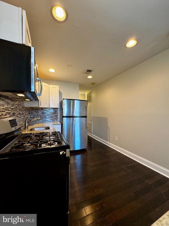 Building Photo - 139 E North Ave