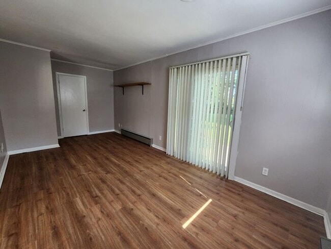 Building Photo - Charming Large 3 Bedroom Home in a Great N...