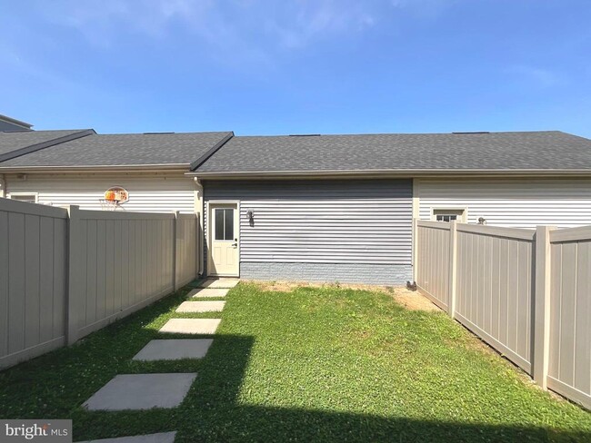 Building Photo - 5878 Tomahawk St