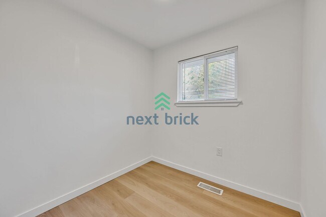 Building Photo - A beautiful 4 bed and 2 bathroom house for rent