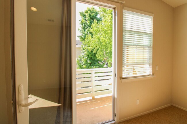 Building Photo - 4 bedroom 2.5 bathroom condo in Broad Street Village Complex