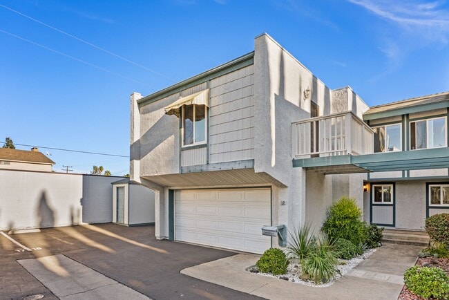 Building Photo - Charming, Light-Filled 2-Bed / 2.5-Bath Townhome with Private Yard & Garage Parking