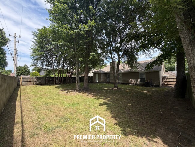 Building Photo - Charming 3BR/2BA Bartlett Area Home | Brick Fireplace & Bay Window