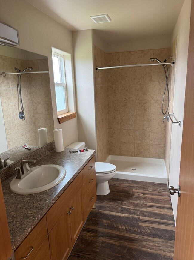 Building Photo - Warm & Inviting 4-Bed, 2-Bath Home with Fe...