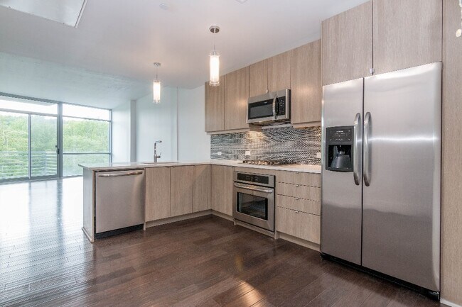 Move In Ready! - Glasshouse 250 S Central Park Ave
