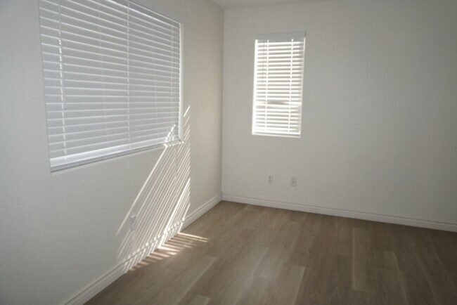 Building Photo - 4 Bedroom Home in Henderson NV!