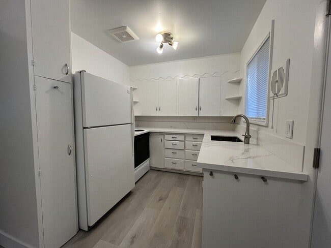 Building Photo - Cozy 1-Bedroom Apartment with Natural Light & Outdoor Living-Single level, feels more like a home...