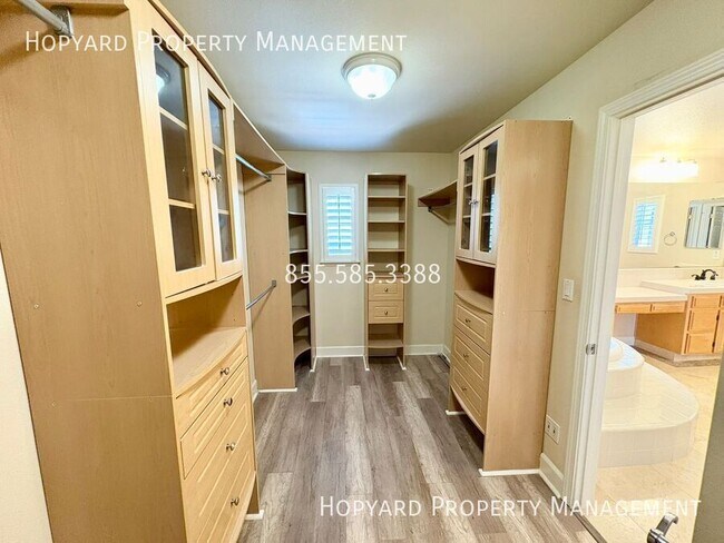 Building Photo - 9619 Velvetleaf Cir