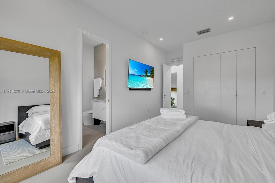 Building Photo - 1351 S Venetian Way