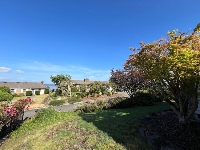 Building Photo - Stunning 4 Bedroom 2.5 Bath with Peek-a-Boo View of Puget Sound